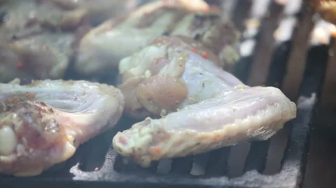 Chiken wings on grill Stockbeeldmateriaal 62489606