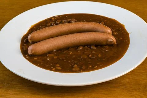Chil on a plate wit two hot dogs Foto stock