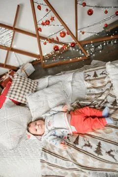 A child from 0 to 1 years old is in bed in a Christmas setting. Happy New Yea Foto stock