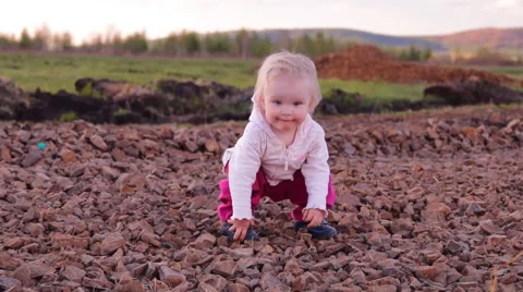 Child 1.5 years, walks in nature Video stock 59581685