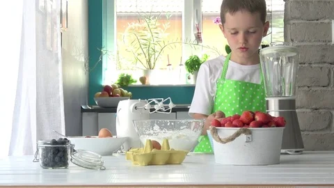 Child adding sugar to whipped egg whites 스톡 동영상 76533866