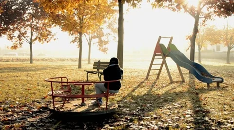 Child alone in a park Vídeos de archivo 50390149