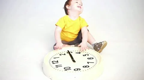 Child and clock Stockbeeldmateriaal 20634202