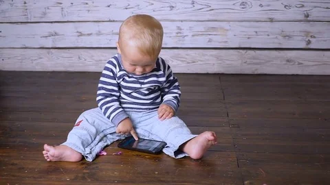 Child and mobile phone Stockbeeldmateriaal 80270392