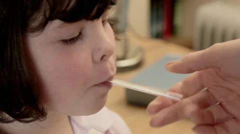 Child and thermometer 스톡 동영상 10718950