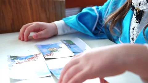 The child assembles the puzzle. Video stock 74772346