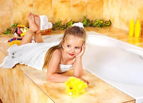 Child bathing in bathroom. Stock-Fotos