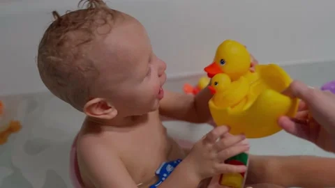 The child is bathing 스톡 동영상 170324042