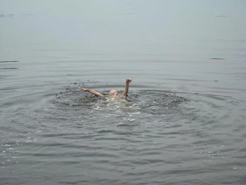 Child is bathing in the river Foto stock