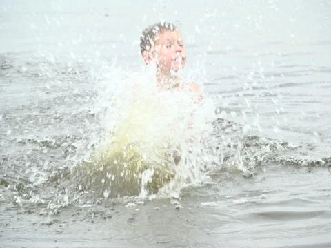 Child is bathing in the river Stock-Fotos