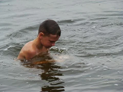 Child is bathing in the river Stock-Fotos