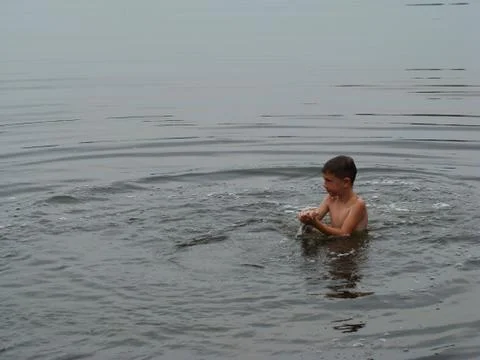 Child is bathing in the river Foto stock