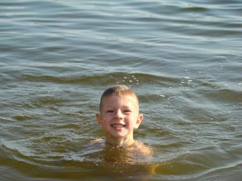 Child is bathing in the river Foto stock