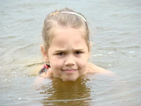 Child is bathing in the river Foto stock