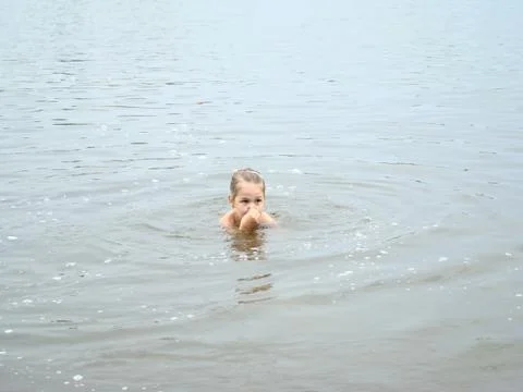 Child is bathing in the river Foto stock