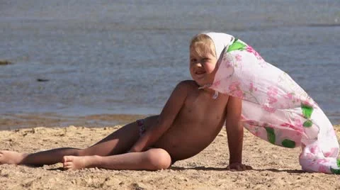 Child on beach Vídeo Stock 20455056