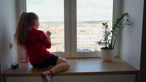 Child begin draw snowflake on window with paint Stock Footage 166146427