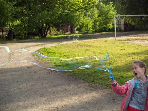 Child blow bubbles Foto stock