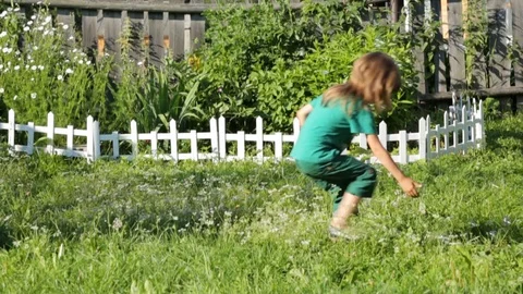 Child blowing soap bubbles in the garden Vidéo 79726708