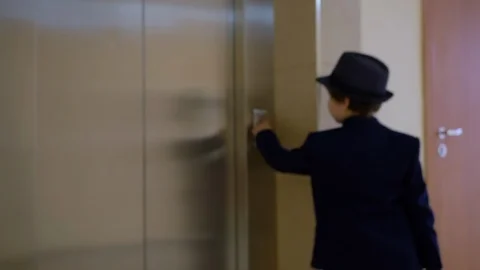 Child boy businessman is waiting elevator in his office. Adult's life parody. Vidéo 110437972