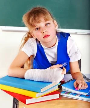 Child with broken arm. Foto stock