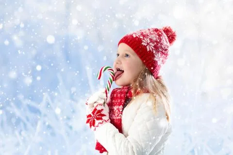 Child with candy apple on winter fair Foto stock
