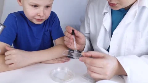 Child chemist. Teacher shows a visual experiment. A science mentor teaches an ex Video stock 267009138