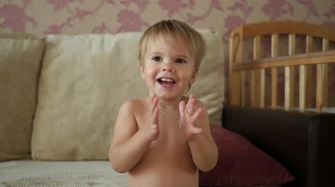 The child claps his hands 動画素材 67460563