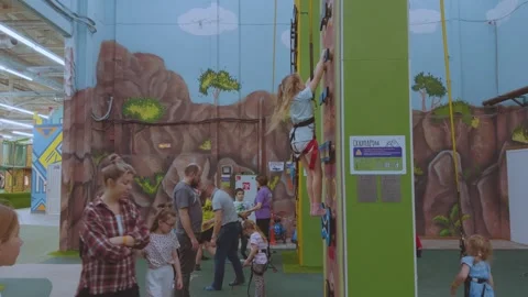 A child on a climbing wall, a climbing wall Vidéo 337322224