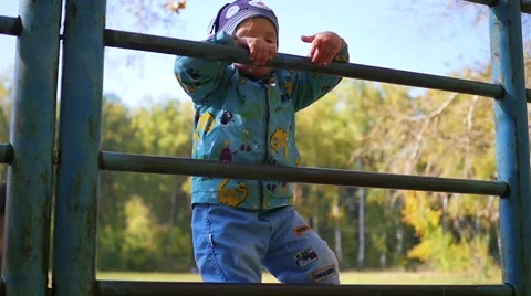 A child climbs a vertical ladder 動画素材 68026712