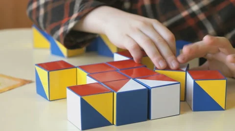 Child collecting a pattern using colored cubes Video stock 64106050