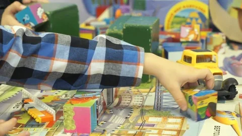 Child collects figure with pattern using cubes 库存影片 76917149