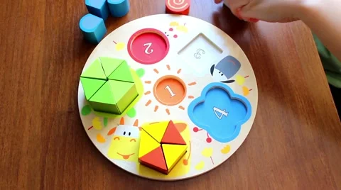 Child collects puzzle Vidéo 62208064