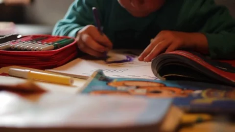 Child coloring a draw Stock Footage 74901431
