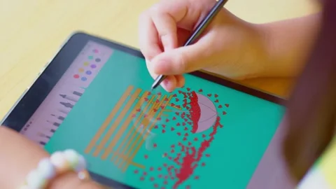 Child coloring on a tablet. Stockbeeldmateriaal 157717030