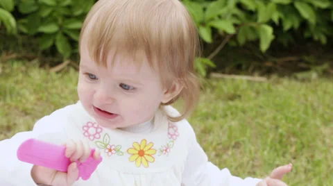 Child with comb 스톡 동영상 38063004