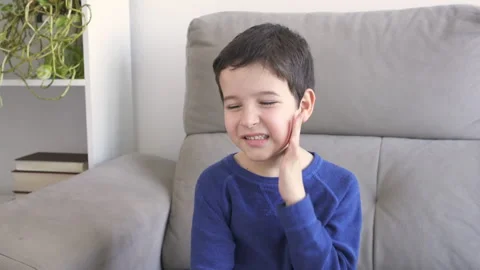 Child complaining suffering toothache Vidéo 250605356