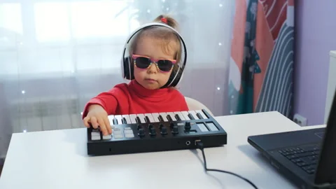 Child composing music and dancing to rhythm Vídeos de archivo 327725336