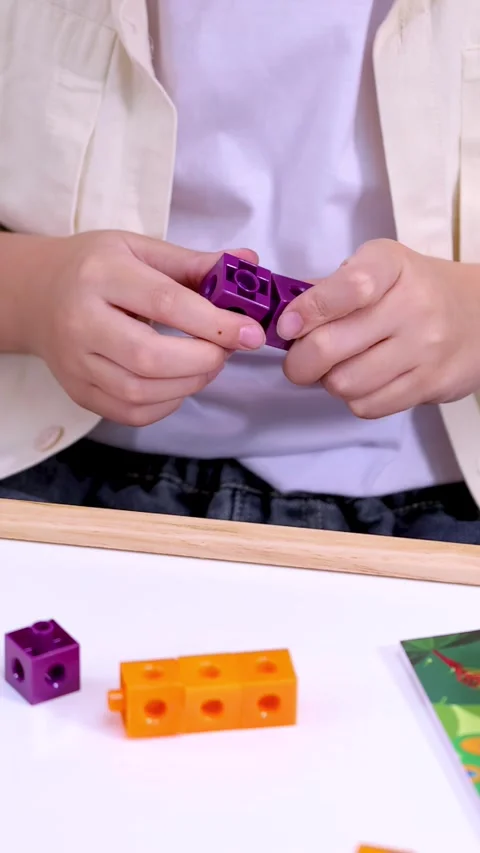 Child Connecting Colorful Plastic Math Manipulative Cubes 動画素材 325959194