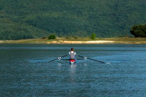 Child in the course of rowing on single Foto stock