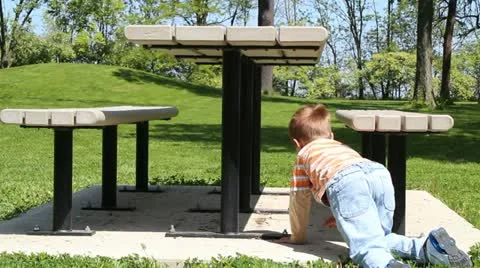 Child crawling 動画素材 10911367