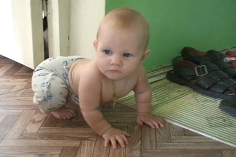 The child creeps 動画素材 7907202