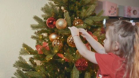 Child Decorating the Christmas Tree Vídeo Stock 82511658