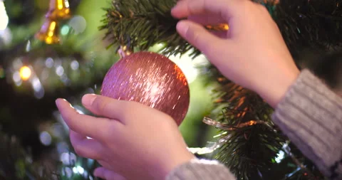Child decorating a Christmas tree. Video stock 131509041