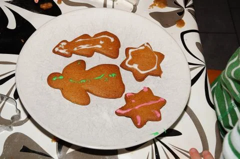 Child decorating gingerbread Stock-Fotos