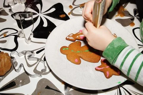 Child decorating gingerbread Stock-Fotos