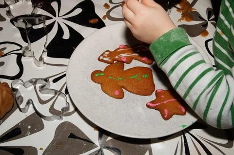 Child decorating gingerbread 스톡 사진