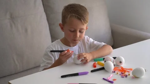 Child Decorating White Craft Figures with Colorful Markers 库存影片 330466525