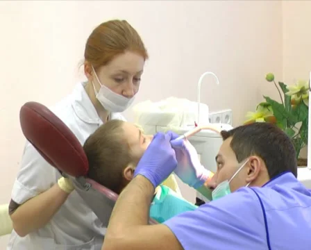 Child to dentist 2 Stockbeeldmateriaal 35015589