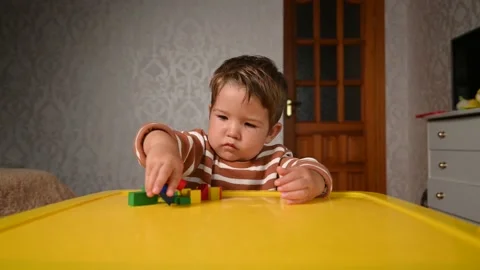 The child develops motor skills with geometric shapes 스톡 동영상 140265351